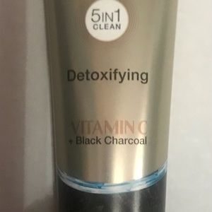 Olay5 in 1 scrub detox Vit C and charcoal